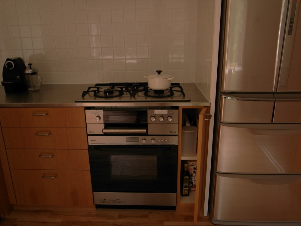アルダーのL型キッチンと厨房用キッチン