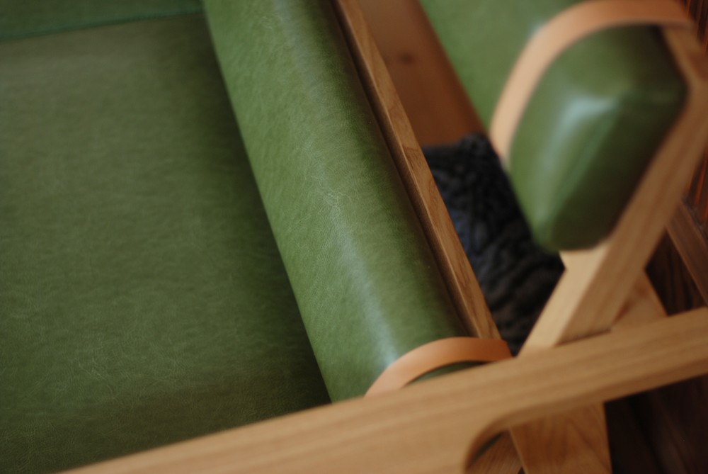 緑のレザーとタモの長椅子