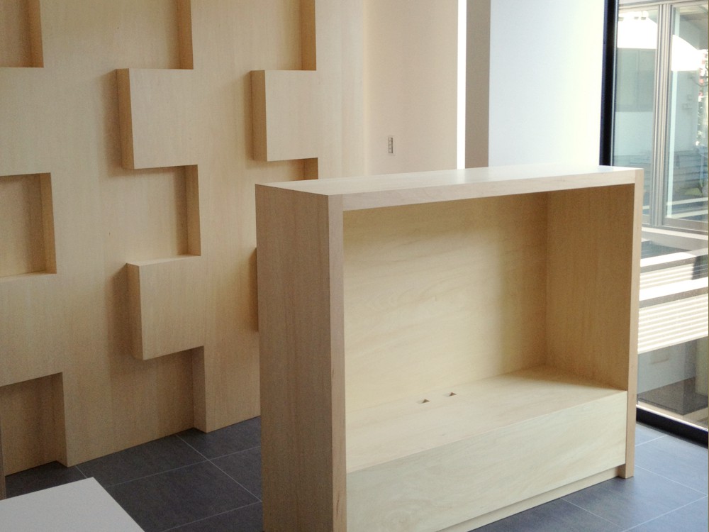 シナ合板とホワイトマットメラミンを使ったオフィスの家具