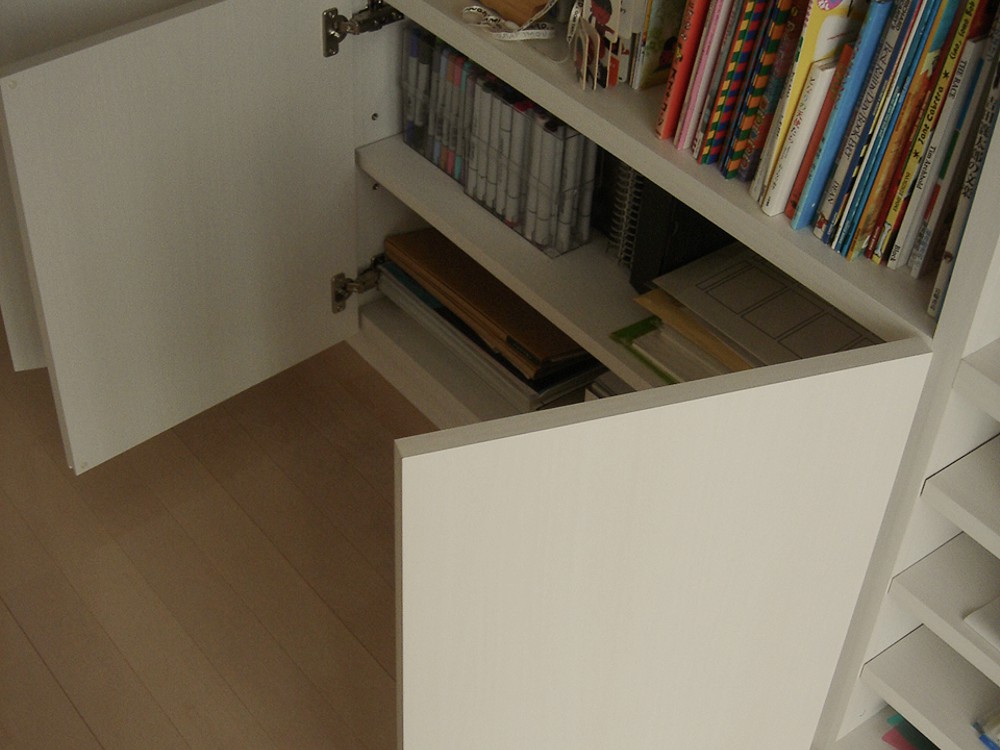 白い木目調オレフィンシートで作るリビング書棚