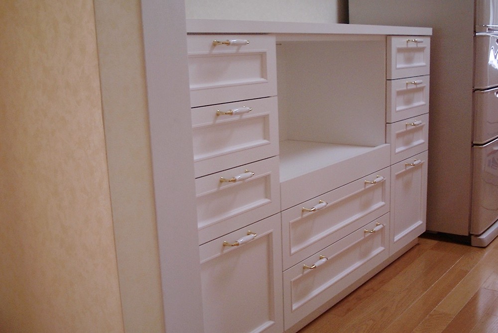 白いクラシカルなデザインの食器棚