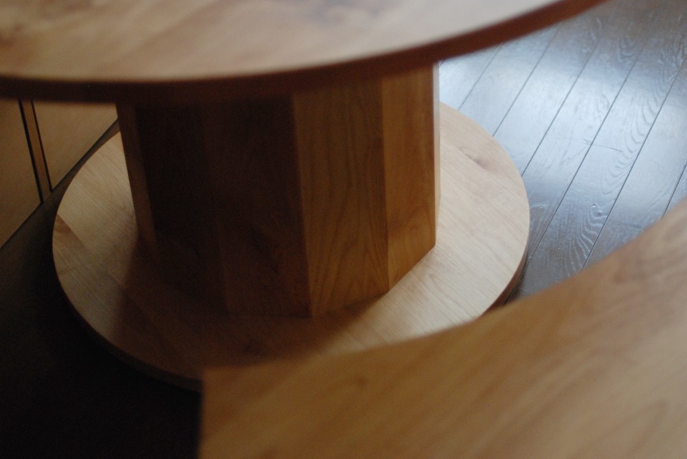 アルダーの丸テーブルとベンチ