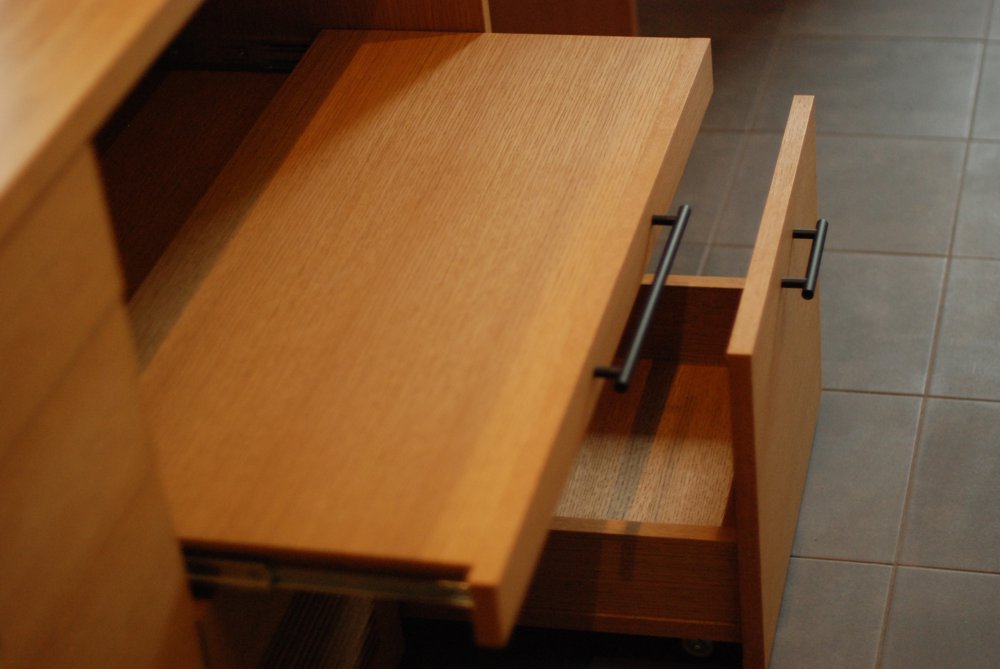 オークを使ったキッチン背面収納とテーブル、アルダーのチェア