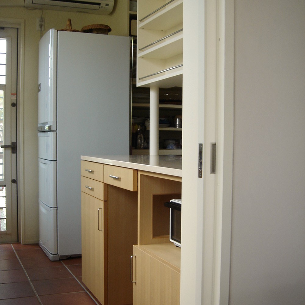センの食器収納と、白く塗装した飾り棚