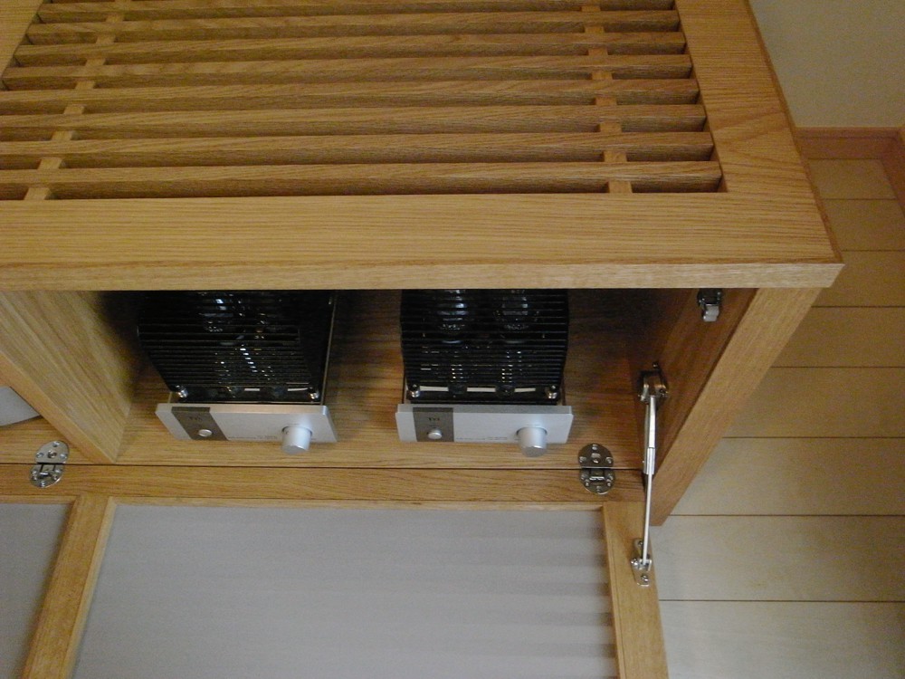 オーク柾目のオーディオボードと食器棚