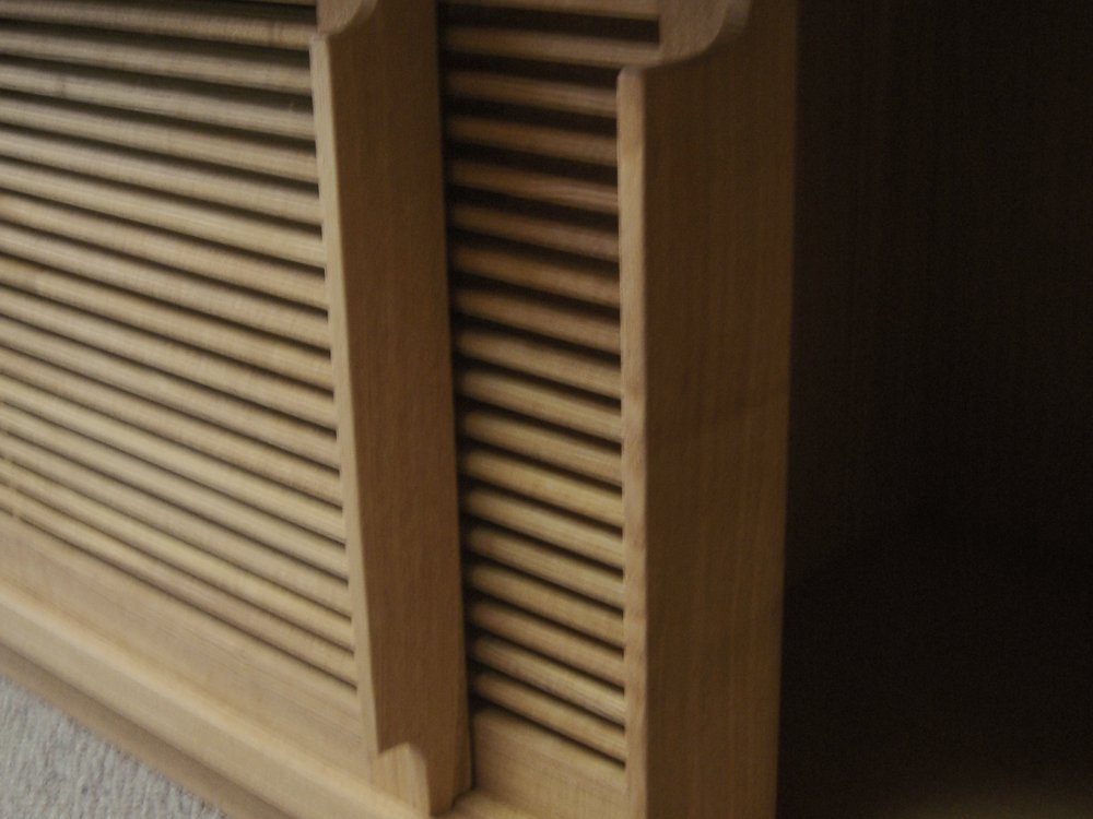 タモ柾目の格子引き戸のある和風なテレビボード