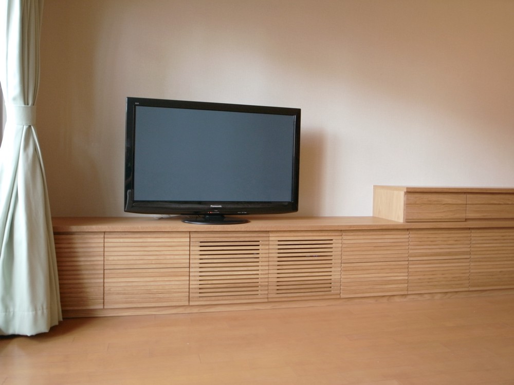 格子扉のオークのテレビボードとダイニングテーブル