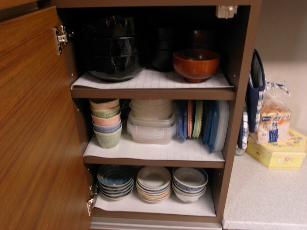 掃除機収納のある面材合わせの食器棚