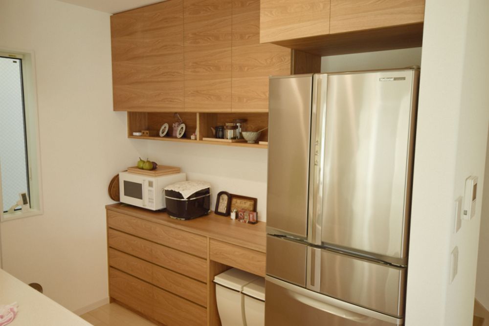 クルミのセパレート食器棚と冷蔵庫上吊戸棚