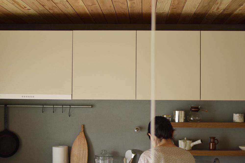 ナラ板目オイル仕上げとアイボリーのペンキ仕上げの2色のキッチン