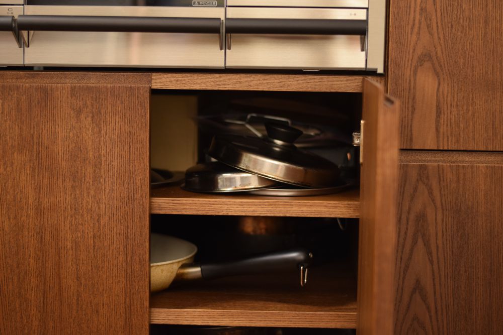 中古戸建を改装して、こじんまりした小屋のような温かなキッチンに