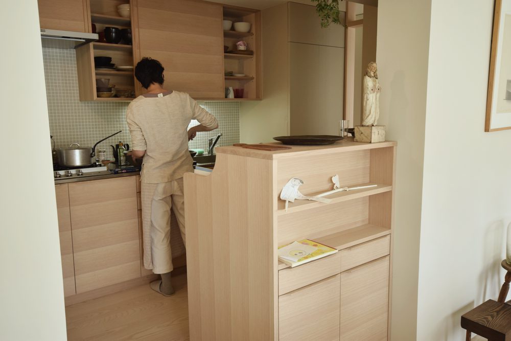 ナラ柾目ホワイトオイル仕上げのキッチン