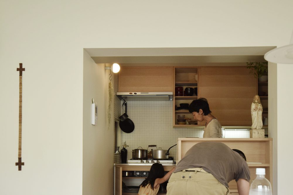 ナラ柾目ホワイトオイル仕上げのキッチン