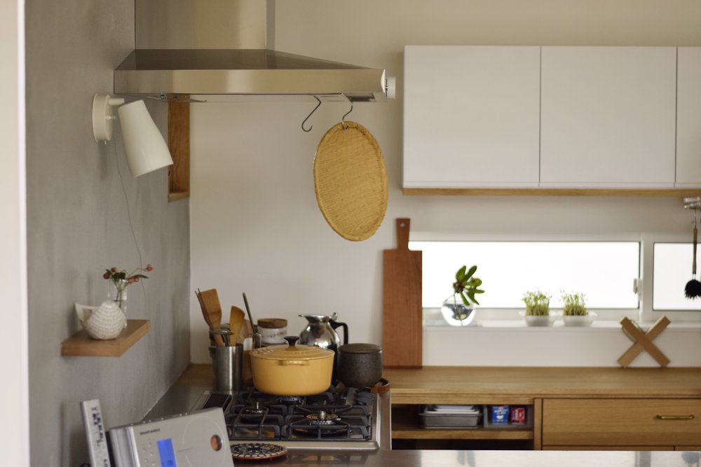 ステンレスバイブレーションとナラ柾目のコの字型キッチン