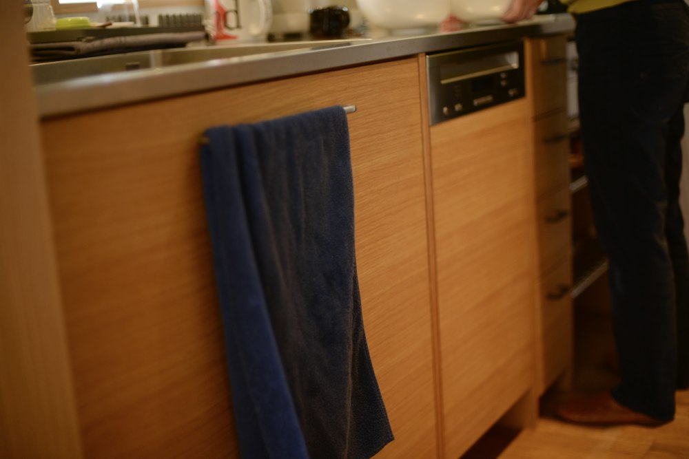 ステンレスとナラ柾目材を使ったI型キッチン