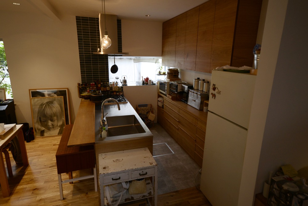 ナラのペニンシュラタイプのキッチンと食器棚