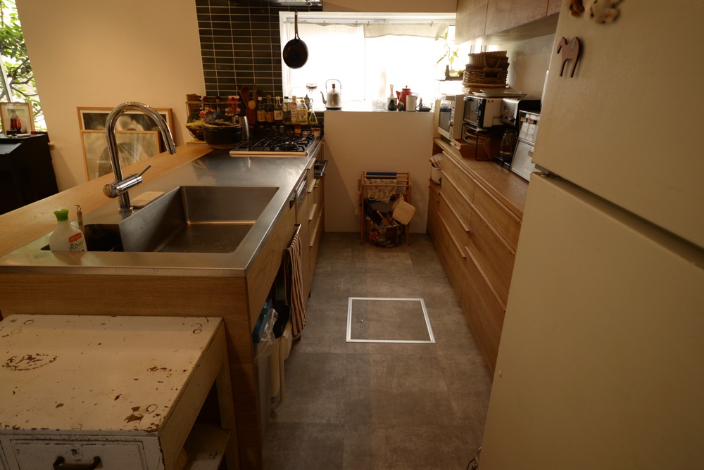 ナラのペニンシュラタイプのキッチンと食器棚