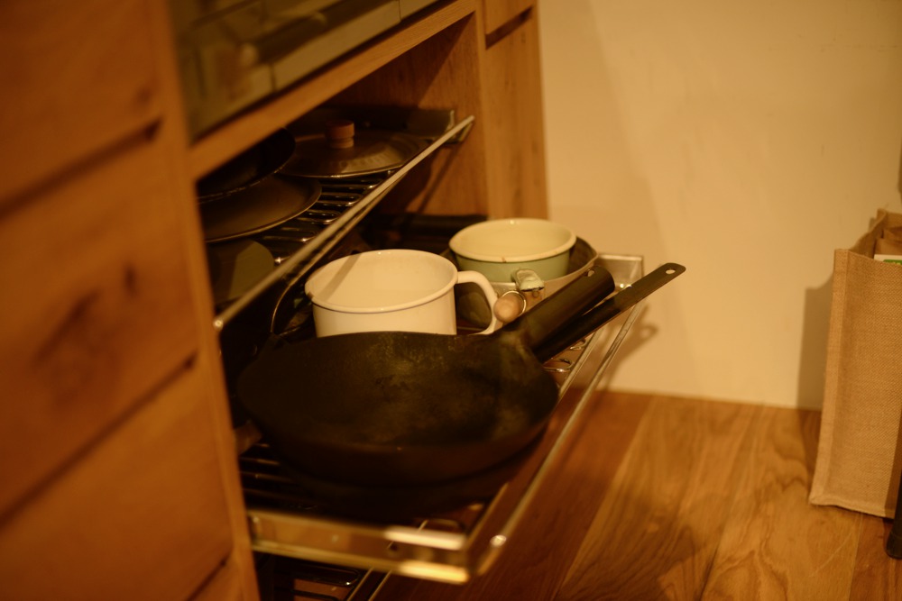 ナラ節アリ材とステンレスを使った壁付けオーダーキッチンとアイランド食器棚