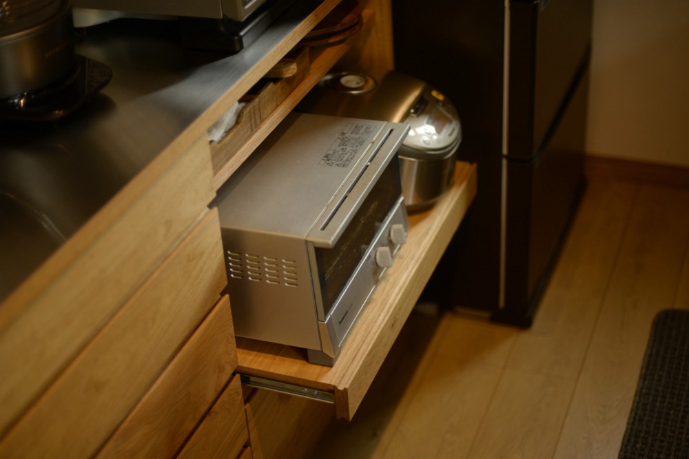 キャットウォークのあるクルミ材のキッチンカップボード