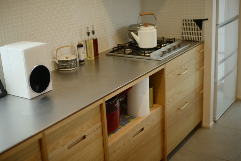 ステンレス5ミリバイブレーションとオークランダム張り突板のキッチン
