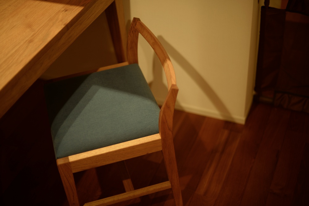 クルミのダイニングテーブルと椅子