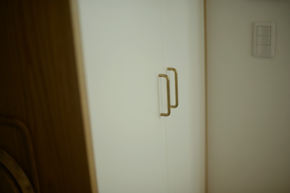 パントリーの白い扉と真鍮ハンドル