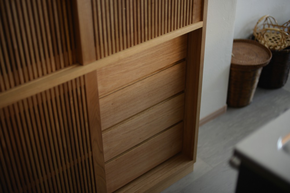 引き戸を開けると引き出しが入っている様子