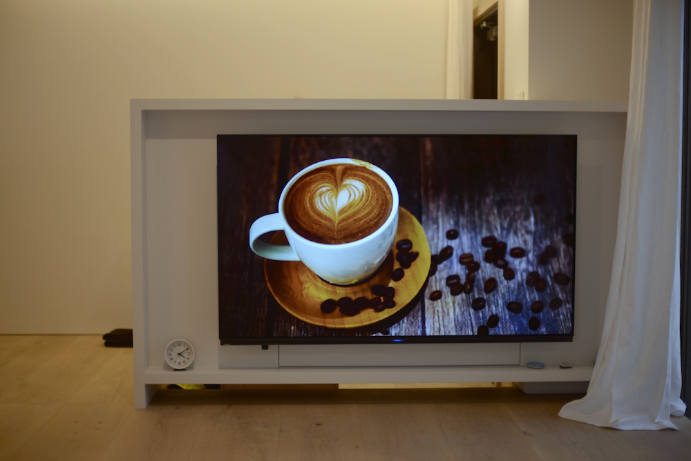 クォーツストーンとウレタンホワイト塗装仕上げのテレビ台兼下足入れ