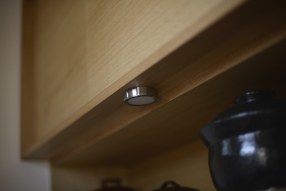吊戸棚の下にはLEDダウンライトの手元灯