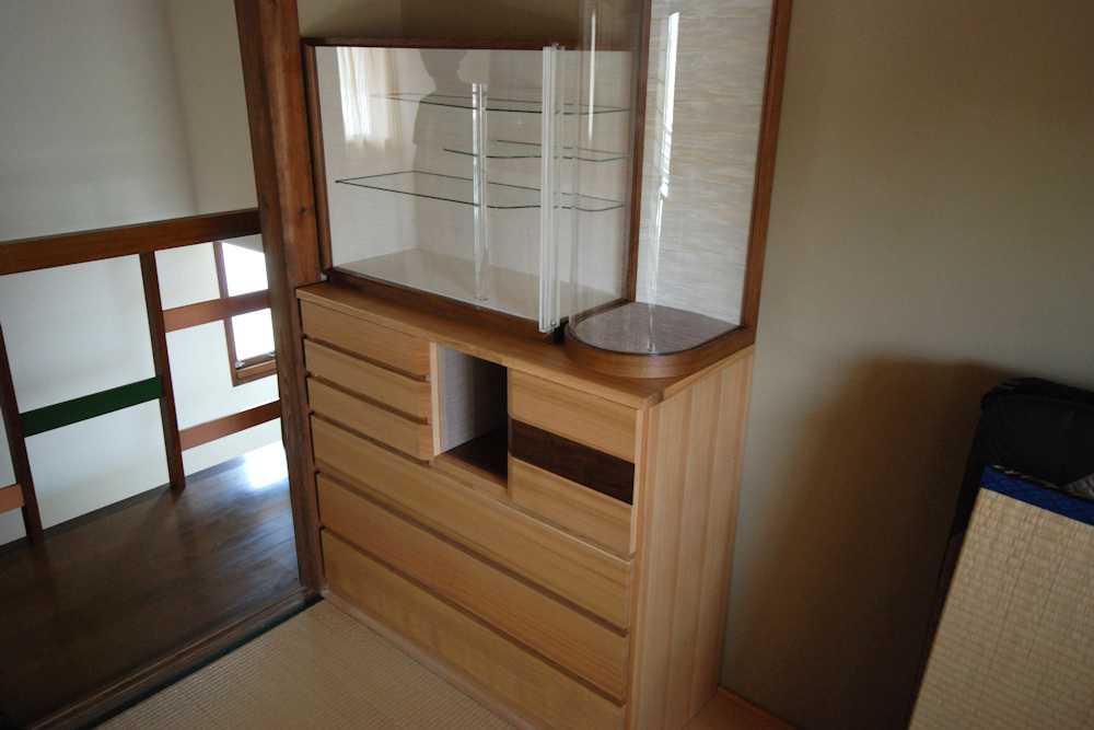 アクリルの人形ケース