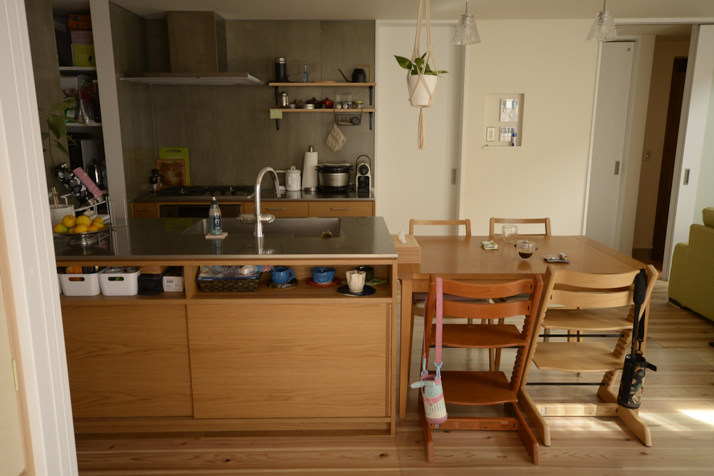 ナラ板目とステンレスバイブレーションのセパレートキッチン