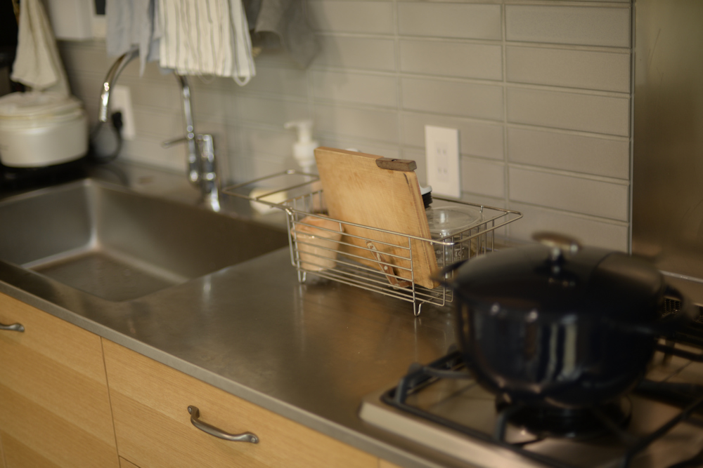 ステンレスバイブレーションとナラ柾目の壁付けキッチンと吊戸棚