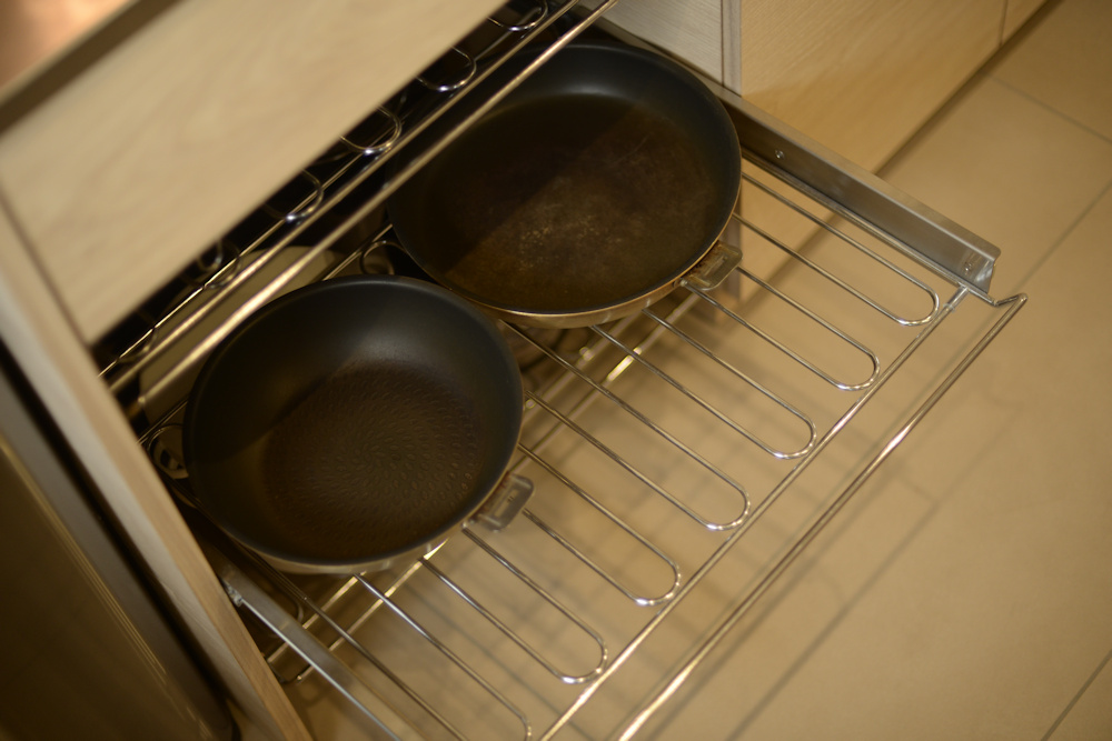 食器棚に備えたスライドワイヤーシェルフ
