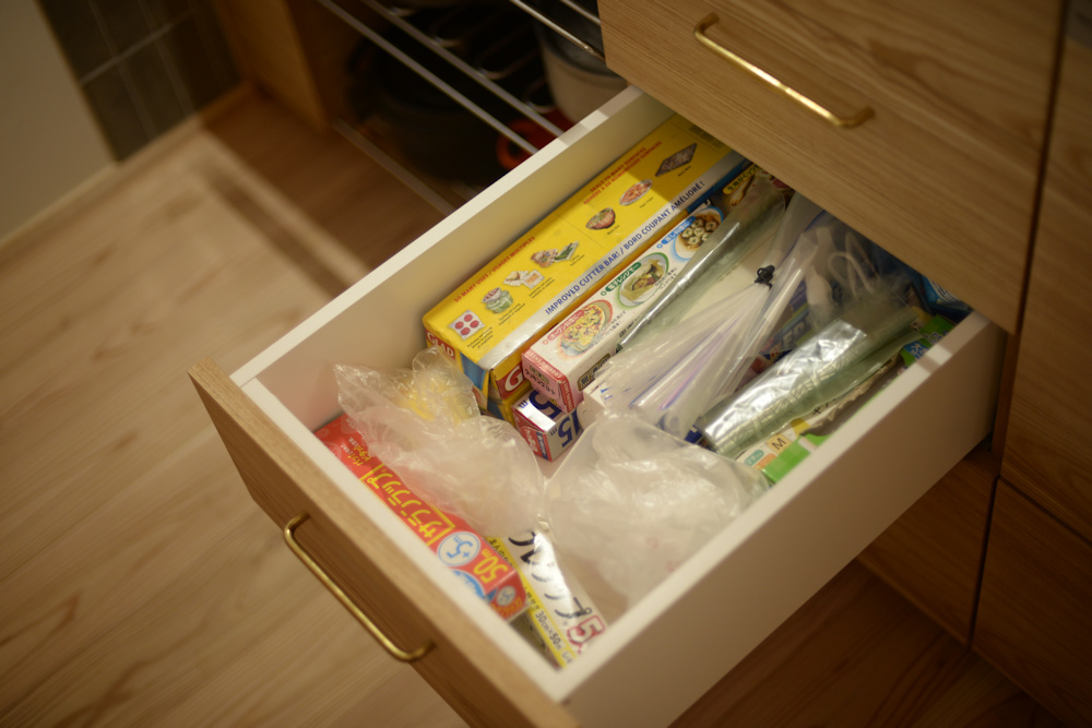 ペニンシュラオーダーキッチンの引き出しの様子