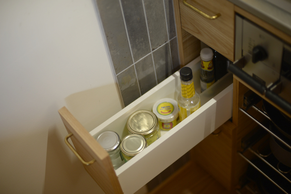 ペニンシュラオーダーキッチンの調味料用の引き出し
